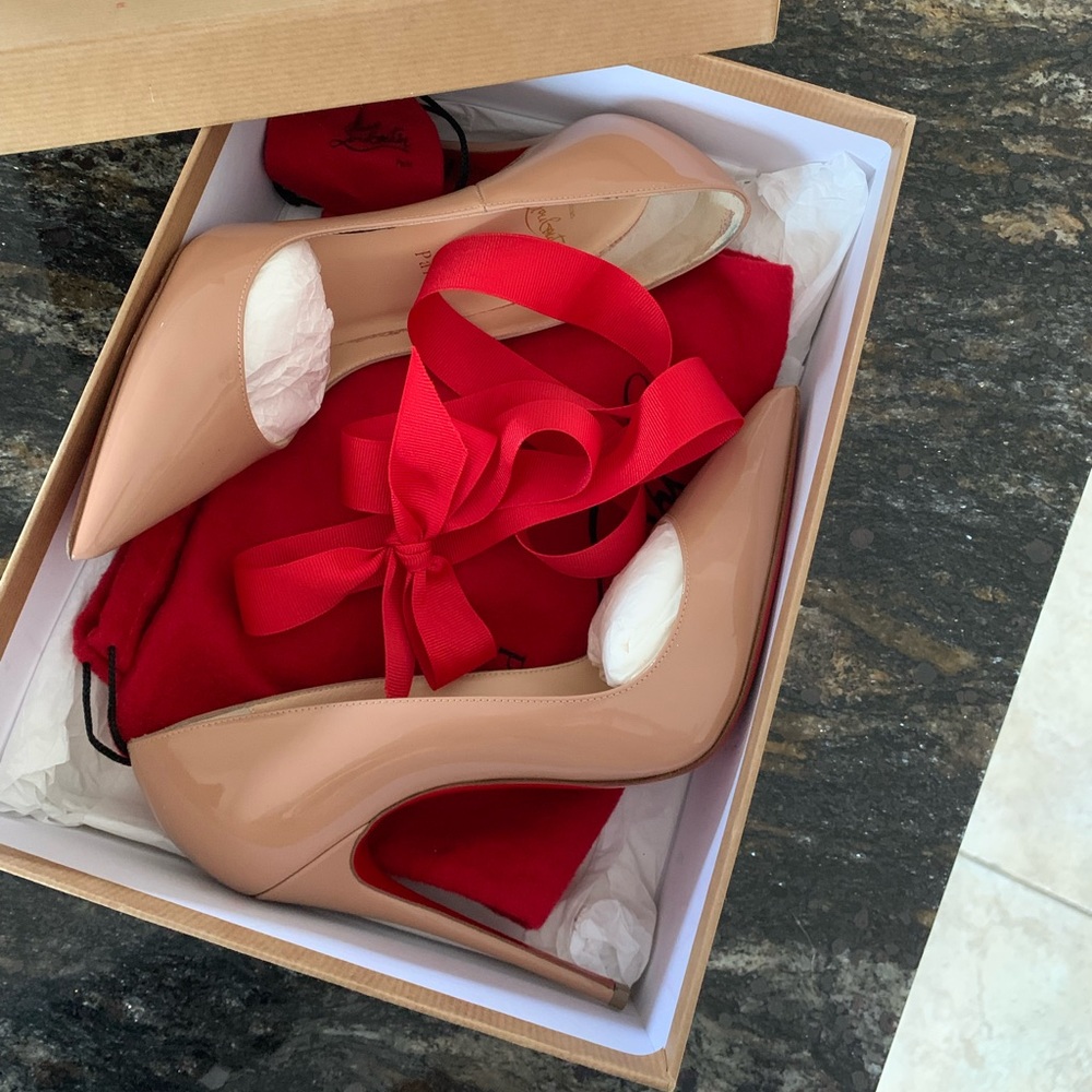 Authentic Christian Louboutin So Kate pumps. Nude 6 in EXCELLENT CONDITION!